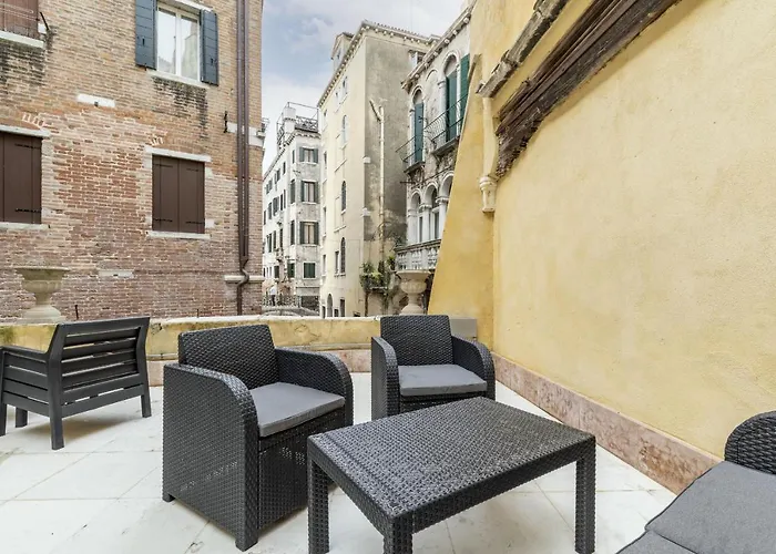 Gondola Luxury - Campo Santi Filippo e Giacomo